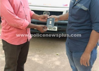 தலைமை காவலரை பாராட்டிய பொதுமக்கள்