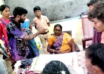 பெற்றோர்கள்  பள்ளியை முற்றுகையிட்டு போராட்டம்