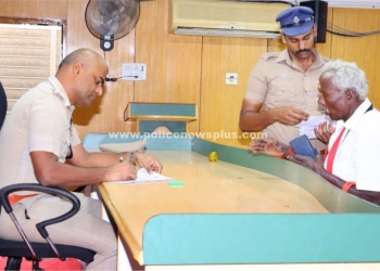 பொதுமக்களிடம் இருந்து மனுக்களை பெற்ற S.P