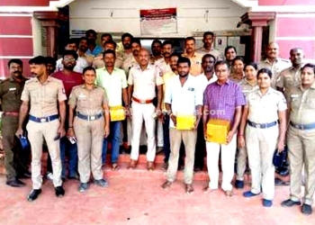 தவறிய தங்க நகைகளை ஒப்படைத்த அரசு பேருந்து ஊழியர்கள்