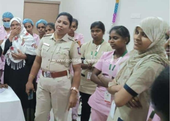 காவல் ஆய்வாளரின் விழிப்புணர்வு நிகழ்ச்சி