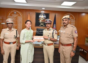 மாணவர்களுக்கு கல்வி உதவித் தொகையை வழங்கிய  காவல்   ஆணையர்