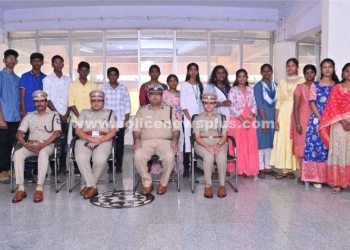 கல்வி உதவித் தொகை வழங்கி பாராட்டு