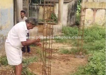 சுற்றுச்சுவர் பணிகளை சேதப்படுத்திய ஓய்வு பெற்ற தலைமை ஆசிரியர்