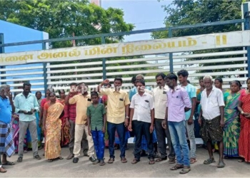 அனல் மின் நிலைய வாயிலில் உறவினர்கள் தர்ணா போராட்டம்