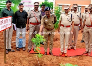 காவல் அலுவலகத்தில் மரக்கன்றுகள் நடும் நிகழ்ச்சி