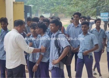 பள்ளியில் மாணவர்கள் திடீர் போராட்டம்