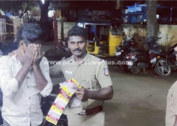 இருசக்கர வாகனத்தில் புகையிலை விற்றவர் கைது