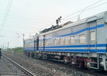 மின் கம்பியில் ஏற்பட்ட பழுது காரணமாக இரயில் சேவை பாதிப்பு