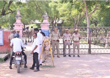 நீதிமன்ற வளாகத்தில் துப்பாக்கி ஏந்திய பாதுகாப்பு