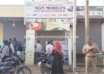 பூட்டிய செல்போன் கடையில் திருட்டு