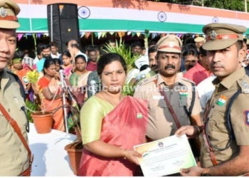 டி.எஸ்.பியை பாராட்டிய ஆட்சியர்