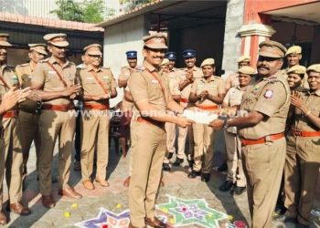 உதவி ஆய்வாளர்களுக்கு வெகுமதி வழங்கிய காவல் ஆய்வாளர்