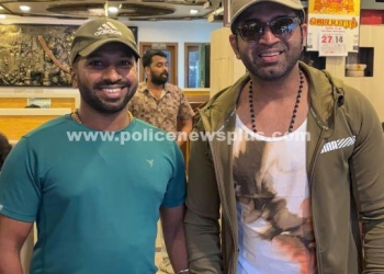 ரசிகர்களுடன் புகைப்படம் எடுத்து மகிழ்ந்த நடிகர்