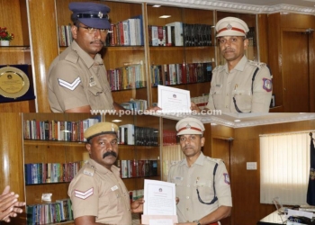 காவல்துறை வீரர்களை பாராட்டி சான்றிதழ் வழங்கிய எஸ்.பி