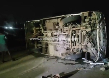 வேன் கவிழ்ந்து விபத்து போலீசார் விசாரணை