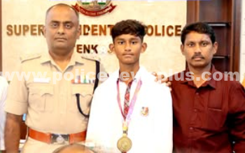 தங்க பதக்கம் வென்ற பெண் தலைமை காவலரின் மகனுக்கு பாராட்டு