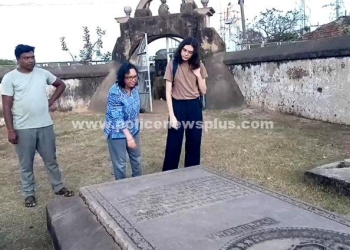 மூதாதையர்கள் வாழ்ந்த இடத்தை பார்வையிட்ட  நெதர்லாந்து குடும்பம்