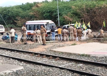 இரயில் மறியல் போராட்டத்தில் ஈடுபட்ட விவசாயிகள்