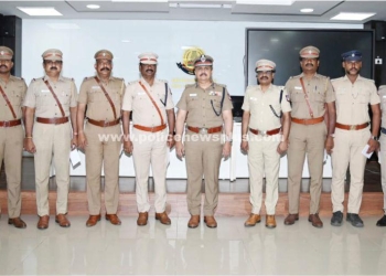 போலீசாரை பாராட்டி வெகுமதி வழங்கிய காவல் ஆணையர்