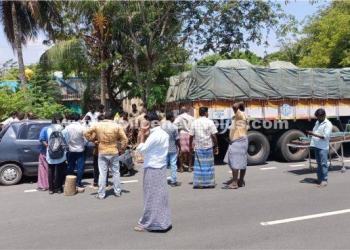 லாரி மீது கார் மோதி விபத்து