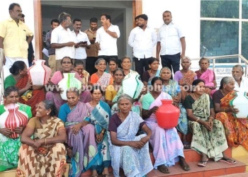 ஊராட்சி ஒன்றிய அலுவலகத்தை முற்றுகையிட்டு கிராம மக்கள் போராட்டம்