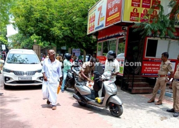 மாவட்ட ஆட்சியர் அலுவலக வாசலில் போலீசார் சோதணை