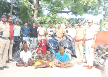 இருசக்கர வாகனங்களை திருடிய கும்பல் அதிரடி கைது