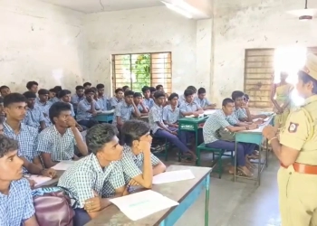 பொன்னேரியில் ரயில்வே போலீசார் மாணவர்களுக்கு அறிவுரை