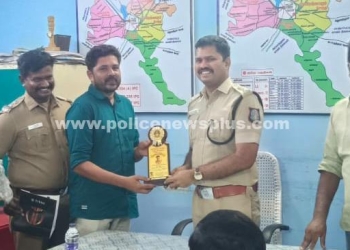 திண்டுக்கல் காவல் நிலையத்தில் குற்ற சம்பவங்களில் சிறப்பாக பணியாற்றிய காவலர்களை பாராட்டிய டிஎஸ்பி