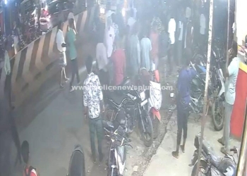 இருசக்கர வாகனம் மீது லாரி மோதி விபத்து