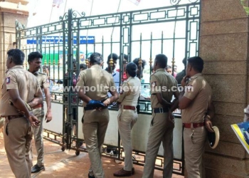 மாணவர்கள் கல்லூரி வாயிலில் முற்றுகை போராட்டம்