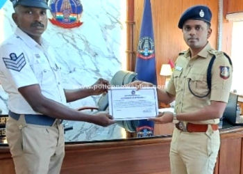 போக்குவரத்து காவலரை பாராட்டி சான்றிதழ் வழங்கிய எஸ்.பி