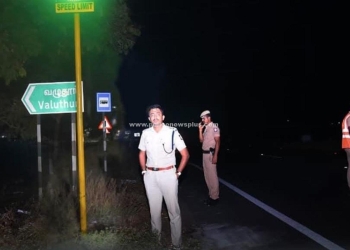 ஒளிரும் வேக வரம்பு கம்பங்களை ஆய்வு செய்த எஸ்.பி