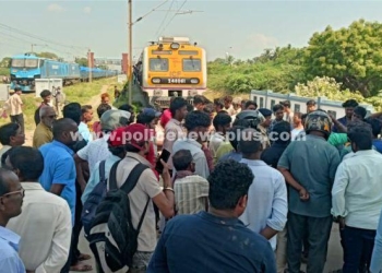 பொதுமக்கள் இரயில் மறியலில் ஈடுபட்டதால் இரயில் சேவை பாதிப்பு