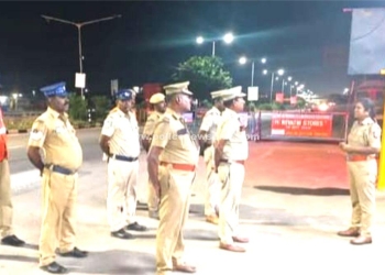 இரவு ரோந்து பணியை  மேற்கொண்ட காவல் அதிகாரிகள்