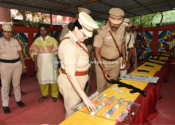 துப்பாக்கி கண்காட்சியை பார்வையிட்ட எஸ்.பி