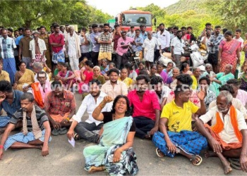 சாலையை சீரமைக்க கோரி பொதுமக்கள் போராட்டம்