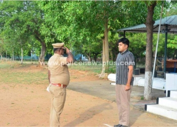 காவலர்களின் கவாத்து பயிற்சியை பார்வையிட்ட எஸ்.பி