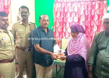 தவறிய தங்க நகையை நேர்மையாக ஒப்படைத்த நபர்