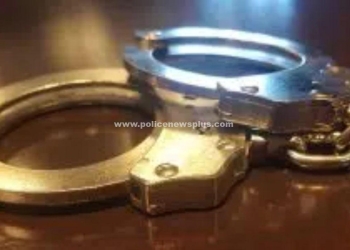 முதியோரை தாக்கி நகையை பறித்த இருவர் கைது