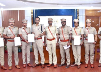 பதவி உயர்வு பெற்ற காவலர்களை பாராட்டிய எஸ்.பி