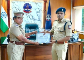 சிறப்பாக பணியாற்றிய 57 காவல்துறையினருக்கு சான்றிதழ் வழங்கிய எஸ்.பி